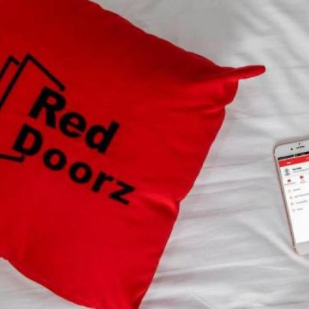Готель Reddoorz Syariah Near Dbl Arena 2 Сурабая Екстер'єр фото